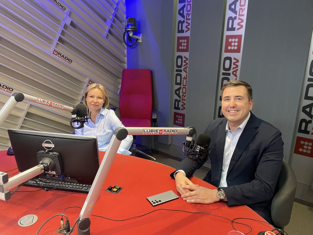 Dr Szymon Kołacz podczas wywiadu w Radiu Wrocław
