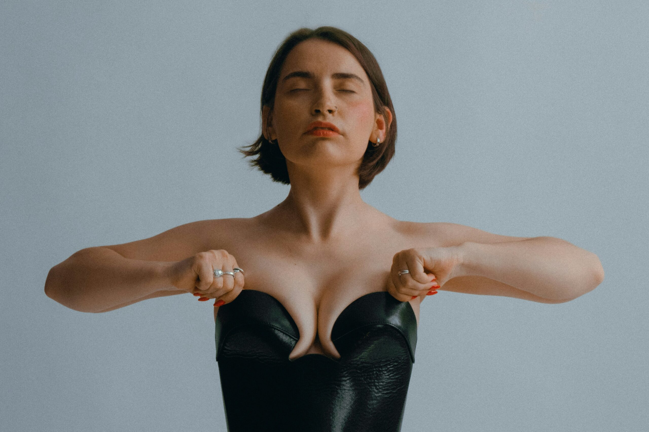 podniesienie czy powiekszanie piersi